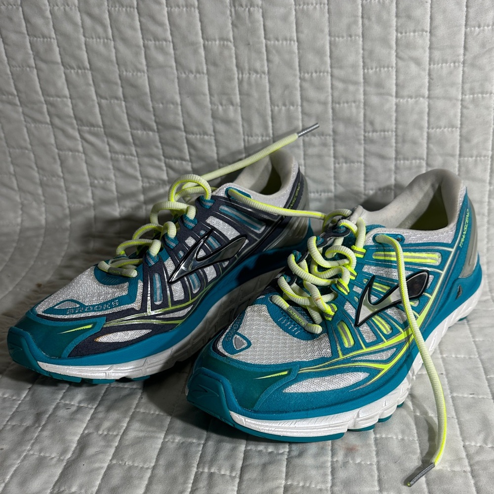 Brooks Transcend women's running shoes in a teal, yellow, and white colorway